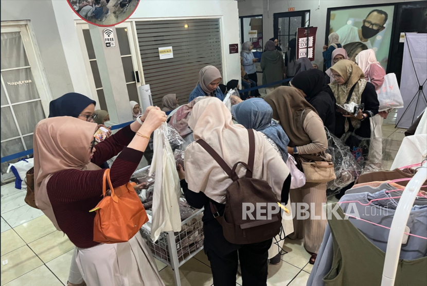 Warehouse sale, busana muslim lokal asal Tasikmalaya diserbu pembeli