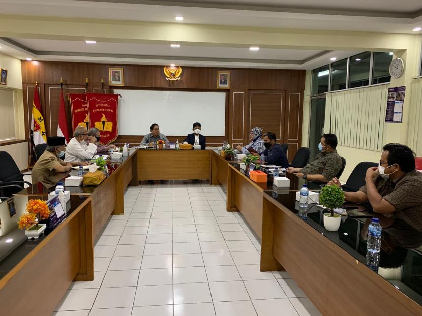 Warek 3 Unkris Dr Parbuntian Sinaga SH MH dalam rapat koordinasi jajaran pimpinan menargetkan Unkris lolos pendanaan PKM 2022.
