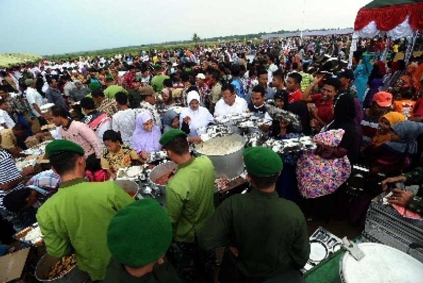   Warga Aceh berkumpul di Lapangan Alue Barueh, Seunuddun, Loksukon, Aceh Utara, dalam rangka syukuran untuk memperingati hari kemerdekaan Indonesia.