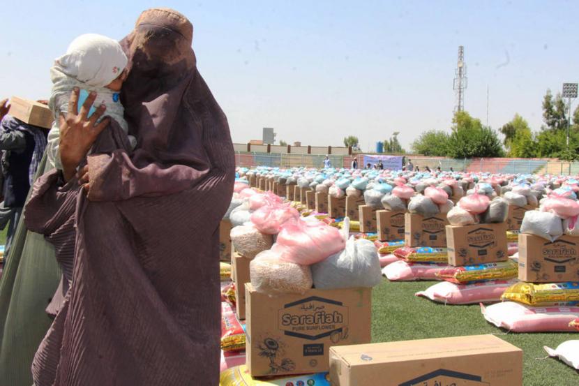 Lebih dari 250.000 keluarga di ibu kota Kabul menerima roti gratis (Foto: dampak lockdown di Afghanistan)