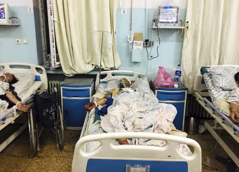 Warga Afghanistan berbaring di tempat tidur di sebuah rumah sakit setelah mereka terluka dalam serangan mematikan di luar bandara di Kabul, Afghanistan, Kamis, 26 Agustus 2021.