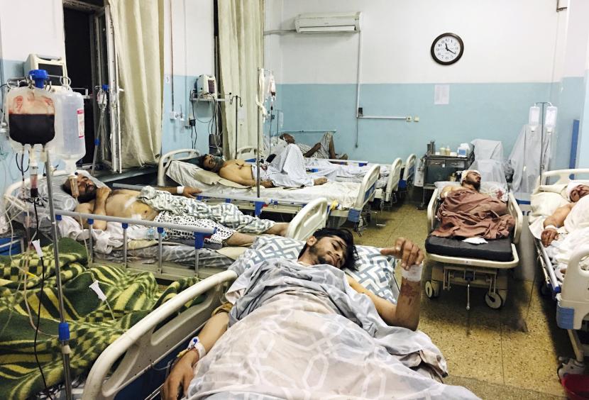 Warga Afghanistan berbaring di tempat tidur di sebuah rumah sakit setelah mereka terluka dalam serangan mematikan di luar bandara di Kabul, Afghanistan, Kamis, 26 Agustus 2021. 