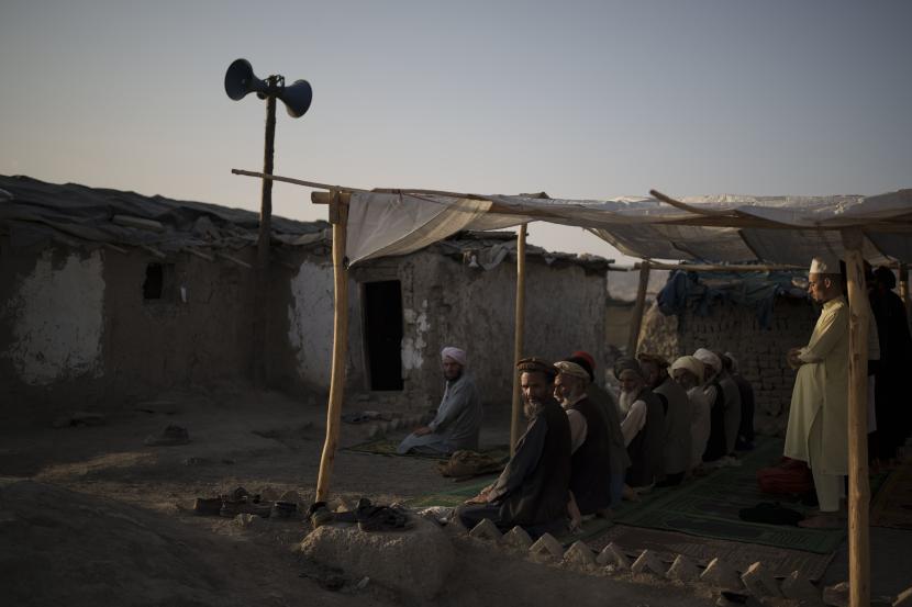 Warga Afghanistan berdoa di sebuah masjid di lingkungan miskin tempat ratusan pengungsi internal dari bagian timur negara itu telah tinggal selama bertahun-tahun di Kabul, Afghanistan, Senin, 27 September 2021.