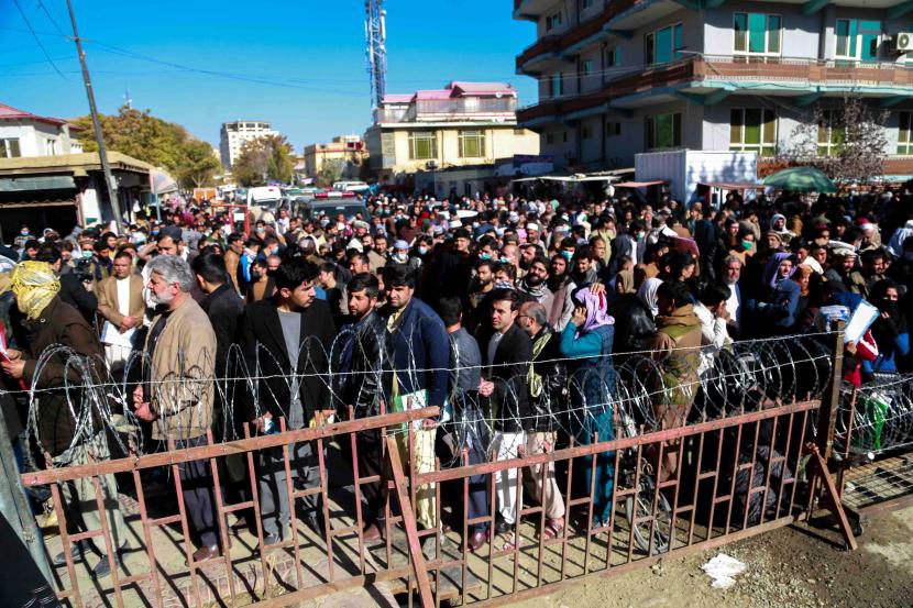 Warga Afghanistan berkumpul di luar kantor paspor saat Taliban melanjutkan penerbitan paspor, di Kabul, Afghanistan, 13 November 2021. Ribuan warga Afghanistan hingga kini harus mengantre lama demi mendapat paspor.
