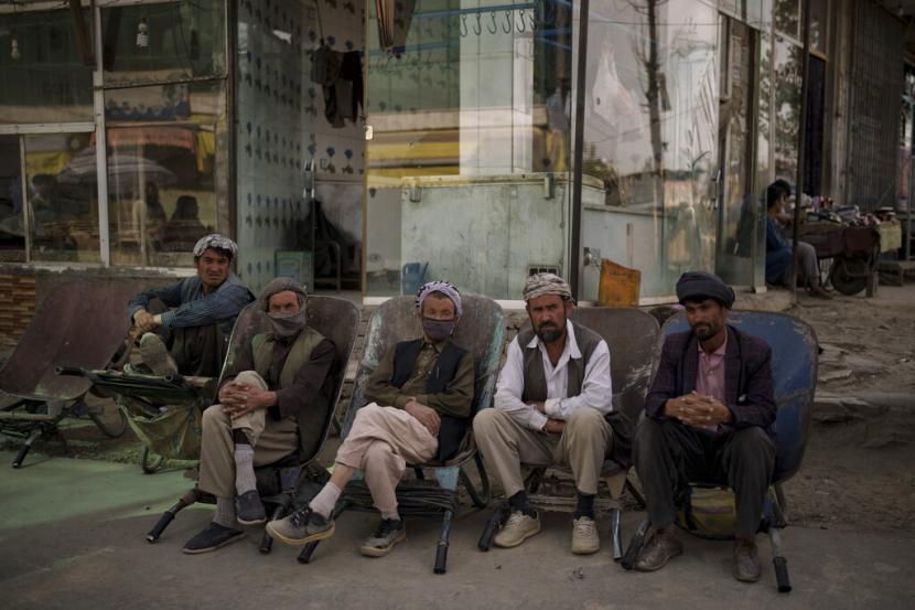 Warga Afghanistan berpose di Kabul, Afghanistan.