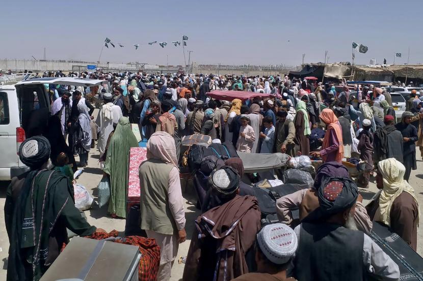 Warga Afghanistan dan Pakistan berkumpul dan menunggu giliran untuk masuk ke Afghanistan melalui titik perbatasan, di Chaman, Pakistan, Sabtu, 21 Agustus 2021.