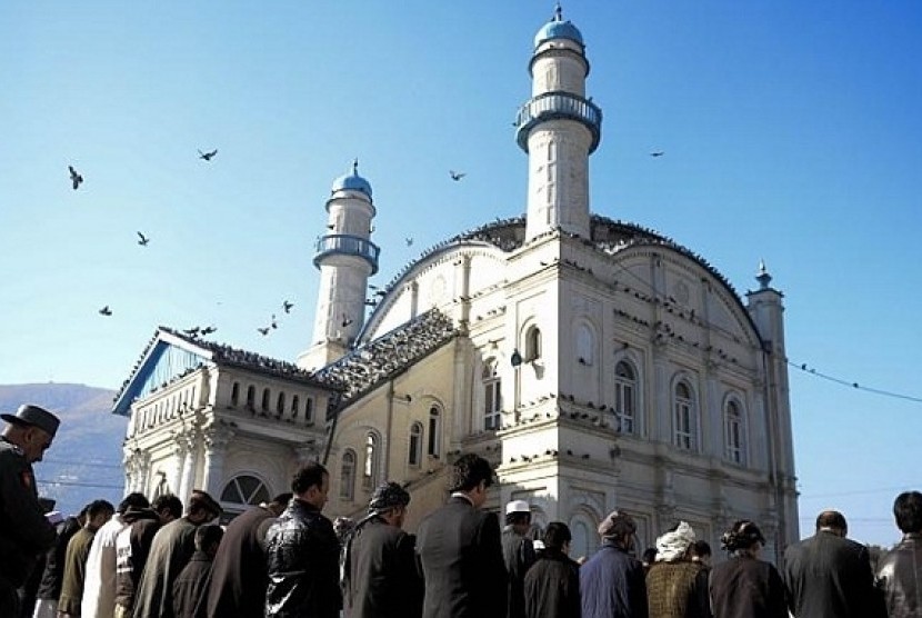 Masjid di Afghanistan Digunakan untuk Sekolah. Foto ilustrasi: Warga Afghanistan saat melaksanakan shalat Idul Adha di Masjid Shah-e Do Shamsira, di Kabul (ilustrasi).