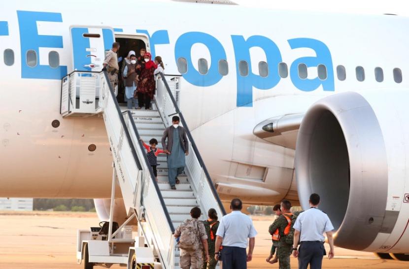 Pangkalan Militer Spanyol Tampung Pengungsi Afghanistan. Warga Afghanistan yang dievakuasi dari Kabul tiba di pangkalan udara Torrejon di Torrejon de Ardoz, di luar Madrid.