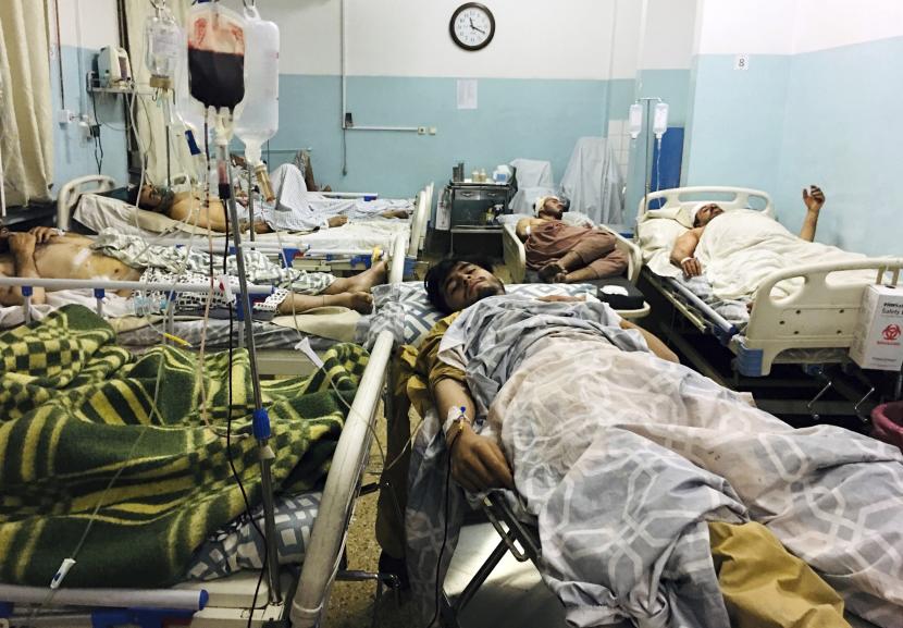 Warga Afghanistan yang terluka berbaring di tempat tidur di sebuah rumah sakit setelah ledakan mematikan. Ilustrasi.