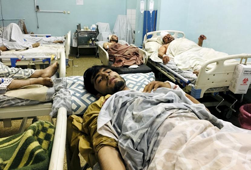 Warga Afghanistan yang terluka berbaring di tempat tidur di sebuah rumah sakit setelah ledakan mematikan di luar bandara di Kabul, Afghanistan, Kamis, 26 Agustus 2021.