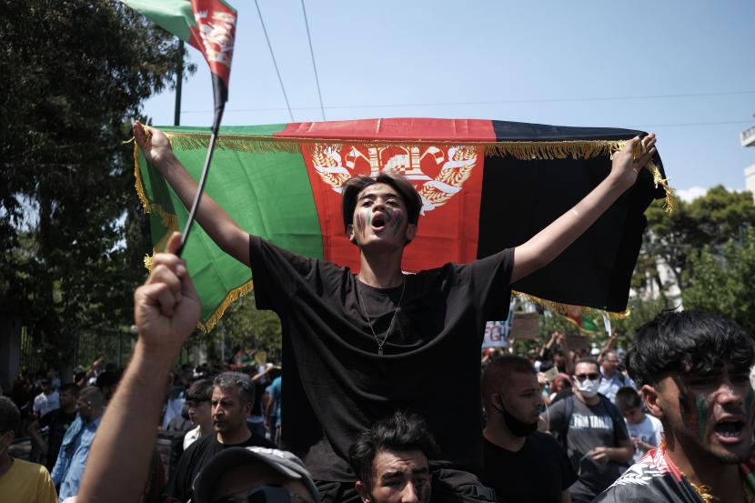  Warga Afghanistan yang tinggal di Yunani mengambil bagian dalam demonstrasi menentang Taliban, di Athena, Kamis, 19 Agustus 2021. Seorang pejabat PBB memperingatkan kekurangan pangan yang mengerikan di negara berpenduduk 38 juta orang yang bergantung pada impor ini dan para ahli mengatakan negara itu sangat parah.