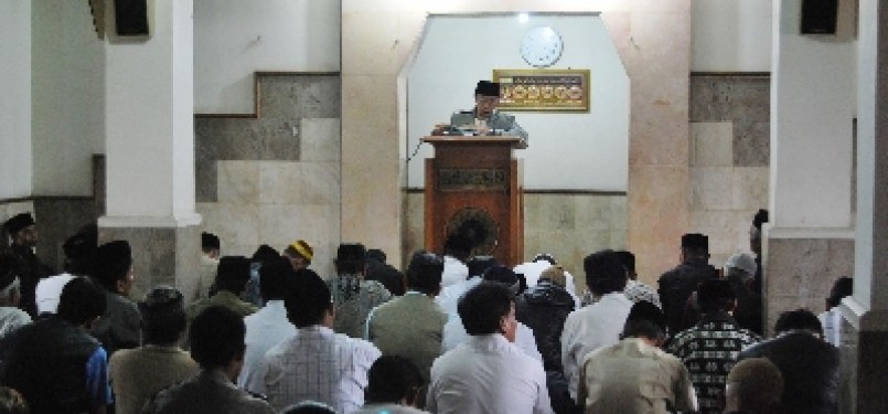 Warga Ahmadiyah Bandung saat menjalankan shalat Jumat di Masjid An-Nasir, Bandung.