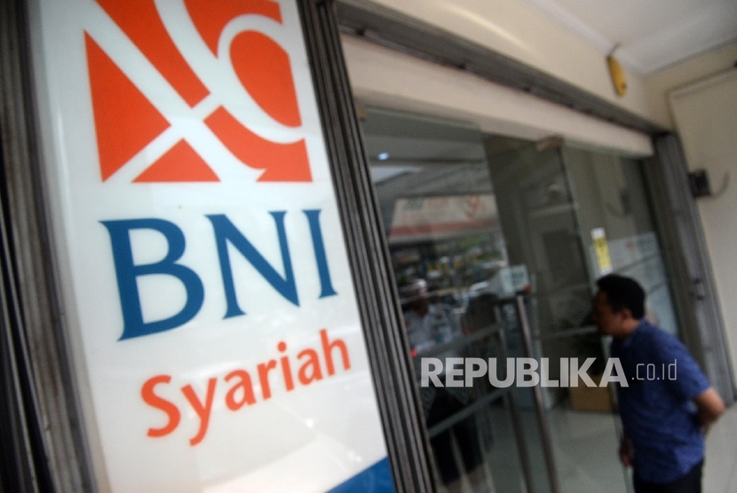 Warga akan melakukan transaksi keuangan di mesin Anjungan Tunai Mandiri (ATM) BNI Syariah, Jakarta, Ahad (8/10).