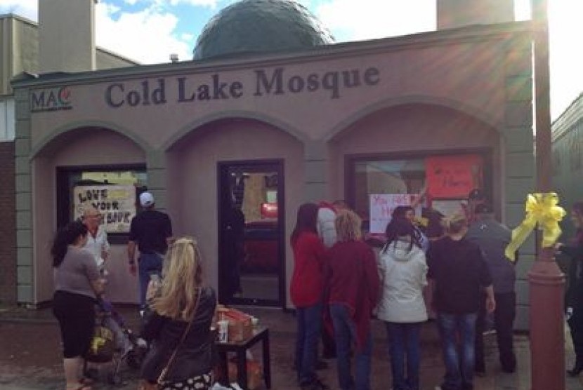Warga Alberta melihat grafiti vandalisme di masjid setempat