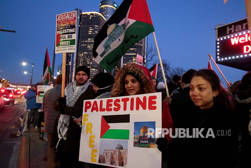 Warga Amerika keturunan Palestina dan simpatisannya berunjuk rasa menentang keputusan Presiden Donald Trump di Detroit, Michigan, Amerika Serikat, Jumat (8/12) waktu setempat.