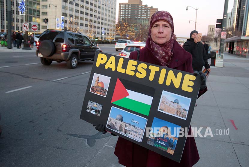 Warga Amerika keturunan Palestina dan simpatisannya berunjuk rasa menentang keputusan Presiden Donald Trump di Detroit, Michigan, Amerika Serikat.