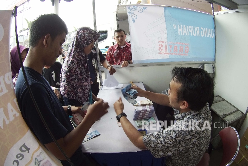Warga antre ditempat penukaran uang yang disediakan Bank Indonesia (BI). (Republika/ Edi Yusuf)