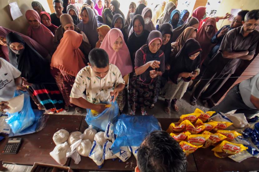 Warga antre membeli bahan pokok saat digelar pasar murah (ilustrasi). Dinas Perdagangan Kabupaten Mamuju Provinsi Sulawesi Barat bersama Tim Pengendalian Inflasi Daerah (TPID) dan para pelaku usaha di daerah itu, menggelar pasar murah. 