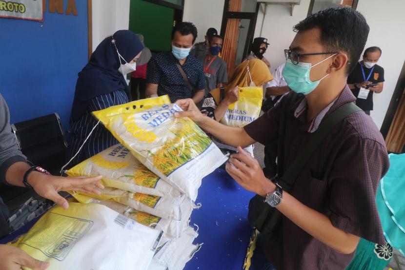 Warga antre membeli beras murah dalam operasi pasar, ilustrasi. Pemerintah Provinsi Jawa Timur menggelontorkan sebanyak 300 ton beras melalui operasi pasar untuk menjaga stabilitas harga saat Natal 2022 hingga menjelang Tahun Baru 2023.