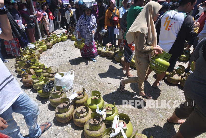 Warga antre membeli elpiji ukuran tiga kilogram bersubsidi dalam operasi pasar di Palu, Sulawesi Tengah, Rabu (8/5/2019). 