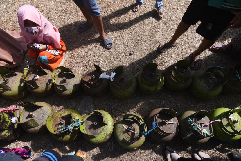 Warga antre membeli gas elpiji (ilustrasi). PT Pertamina Patra Niaga mengalokasikan elpiji sebanyak 228.516 tabung untuk Provinsi Sulawesi Tengah.