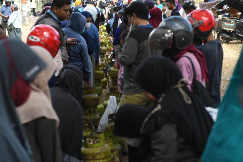 Warga antre membeli gas elpiji tiga kilogram bersubsidi (ilustrasi). Warga antusias menyambut operasi pasar yang akan menjual elpiji subsidi di Kabupaten Kayong Utara, Kalimantan Barat.