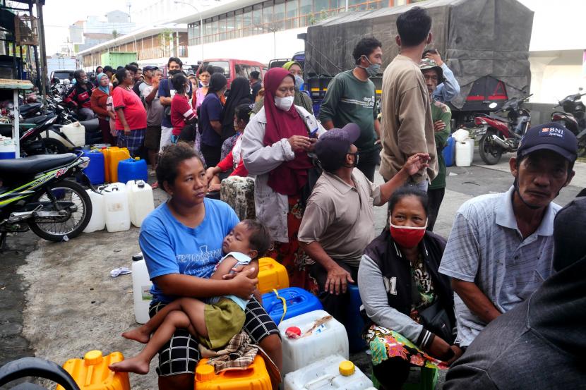 Warga antre membeli minyak goreng curah di Pasar Johar, Semarang, Jawa Tengah, Kamis (31/3/2022). 