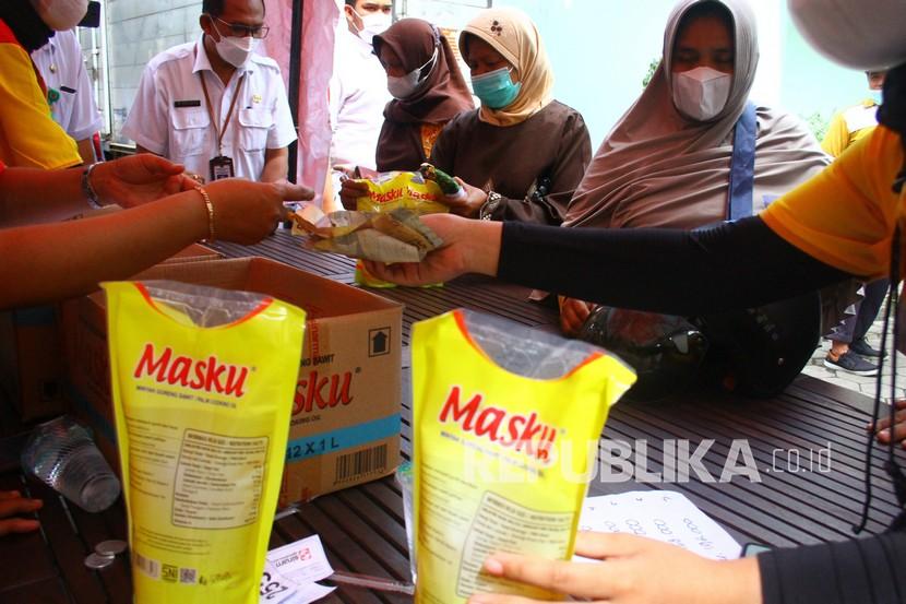 Warga antre membeli minyak goreng murah dalam operasi pasar di Kota Malang (ilustrasi)