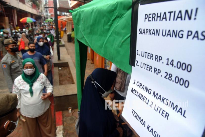 Warga antre membeli minyak goreng saat operasi pasar murah di Teras Surken, Kelurahan Babakan Pasar, Kota Bogor, Jawa Barat, Rabu (19/1/2022). 