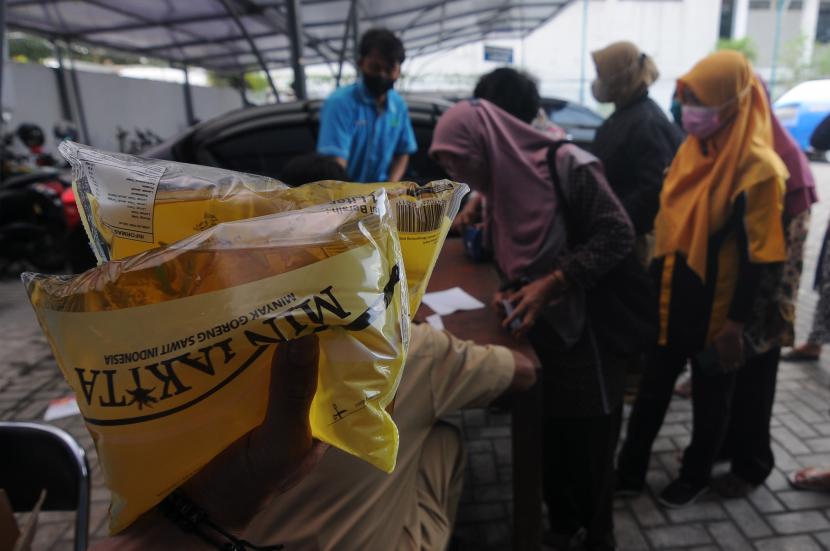 Warga antre membeli minyak goreng saat pasar minyak goreng murah di Boyolali, Jawa Tengah. PT Rajawali Nusindo, anggota Holding BUMN Pangan ID Food menyampaikan telah sebanyak lebih dari 7,2 juta liter minyak goreng di seluruh Indonesia.