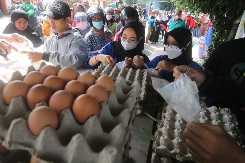 Warga antre membeli telur ayam murah saat operasi pasar di Kota Kediri, Jawa Timur, Jumat (26/8/2022). Operasi pasar yang diselenggarakan Tim Pengendali Inflasi daerah tersebut menyediakan sebanyak 1,2 ton telur ayam seharga Rp25.000 ribu per kilogram dan 4,5 ton beras seharga Rp 41.500 per kemasan 5 kilogram guna mengendalikan inflasi pada level wajar. 