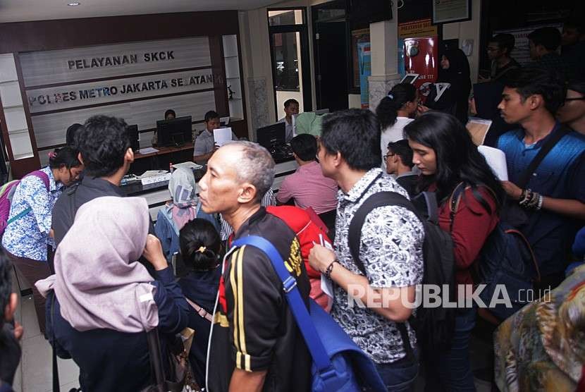 Warga antre membuat Surat Keterangan Catatan Kepolisian (SKCK) 