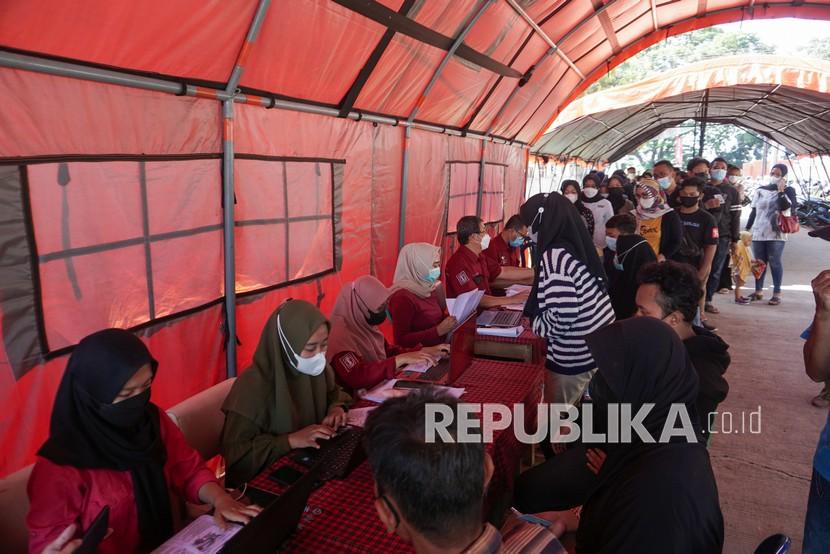 Warga antre mendaftar vaksinasi Covid-19 di PSC 119, Kabupaten Batang, Jawa Tengah. (ilustrasi)