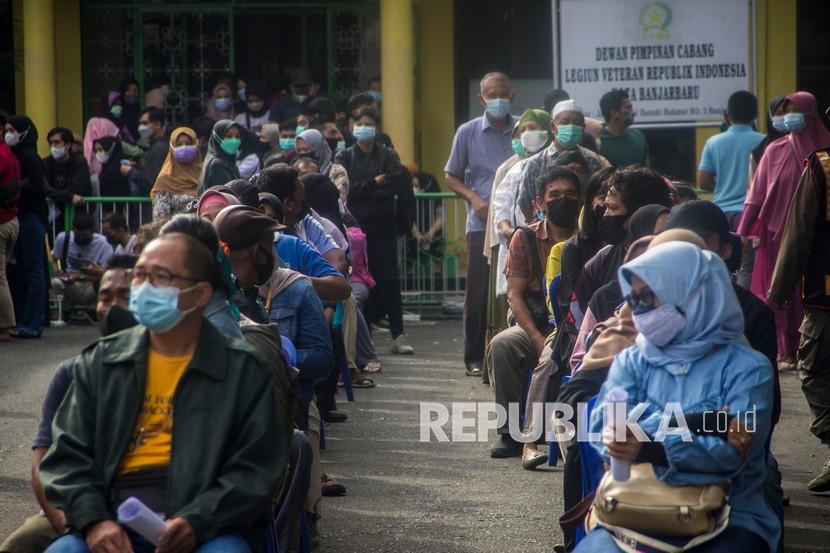 Warga antre mengikuti vaksinasi COVID-19 di Gedung Bina Satria, Banjarbaru, Kalimantan Selatan, Sabtu (17/7/2021). -Foto ilustrasi-