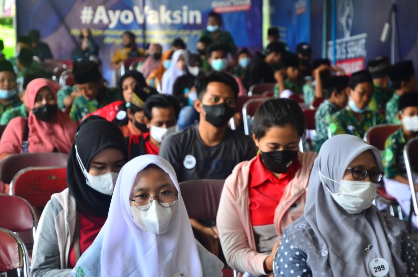 Warga antre mengikuti vaksinasi COVID-19 massal di Kudus, Jawa Tengah, Sabtu (5/3/2022). Pemerintah telah umumkan setelah dua tahun, status Covid akan jadi jadi endemi. Ilustrasi.