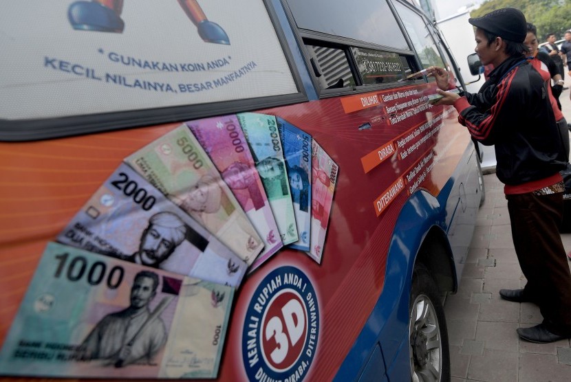 Warga antre menukar uang pecahan pada layanan mobil kas keliling Bank Indonesia.