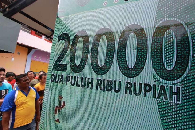 Warga antre menukarkan uang pecahan kecil di mobil layanan kas keliling Bank Indonesia (BI) di terminal pasar Sentral di Kota Gorontalo, Gorontalo, Rabu (5/9).