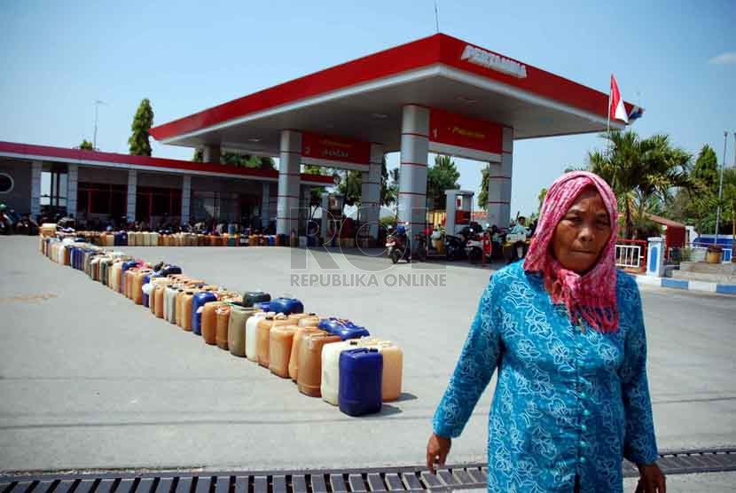 Warga antre menyimpan jerigen nya untuk mengisi bahan bakar solar di SPBU Anjatan, Indramayu, Selasa (26/8). (Republika/Raisan Al Farisi)