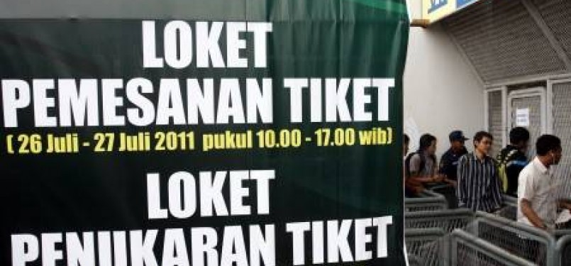 Warga antre pemesanan tiket pertandinganan antara tim nasional Indonesia dengan Turkmenistan di Stadion Gelora Bung Karno, Jakarta, Selasa (26/7).