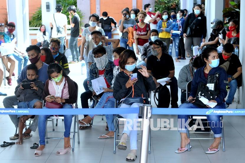 Warga antre saat akan melakukan tes cepat (rapid test) COVID-19, di area Terminal Domestik Bandara Internasional I Gusti Ngurah Rai, Badung, Bali, Jumat (18/12/2020). Pengelola Bandara Ngurah Rai Bali mulai Jumat (18/12) menyediakan layanan Rapid Test Antigen setelah sebelumnya telah menyediakan layanan Rapid Test Antibodi yang dapat digunakan sebagai salah satu syarat untuk melakukan perjalanan. 