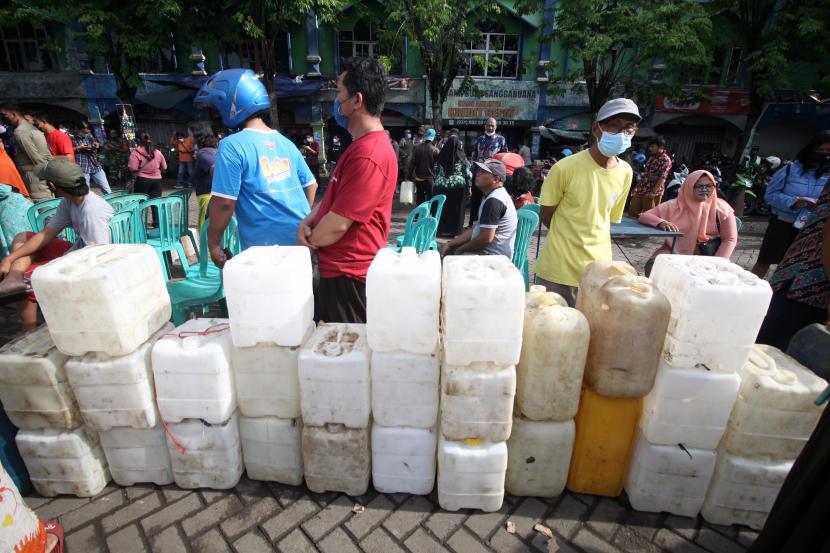 Warga antre untuk membeli minyak goreng curah murah di Pasar Larangan, Sidoarjo, Jawa Timur, Selasa (22/2/2022). Kementerian Perdagangan menggelar operasi pasar minyak goreng curah seharga Rp12.800 per liter bagi konsumen dan Rp11.700 per liter bagi pedagang untuk stabilisasi harga di pasaran. 