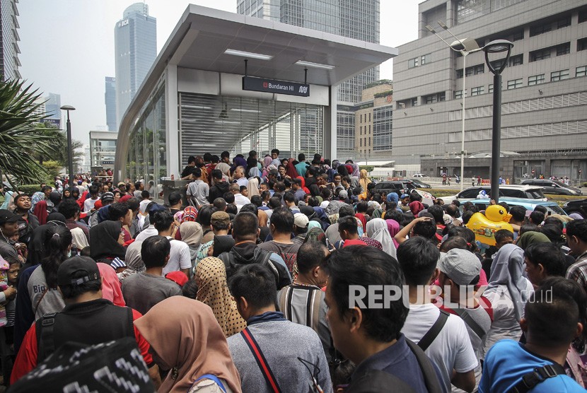 Warga antre untuk menaiki kereta MRT pada hari terakhir periode gratis di Stasiun MRT Bundaran HI, Jakarta, Ahad (31/3/2019).