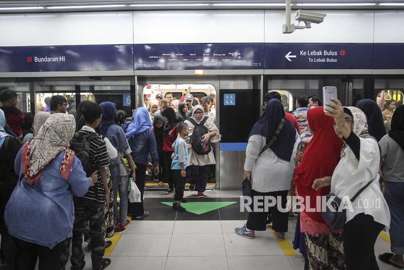Warga antre untuk menaiki kereta MRT pada hari terakhir periode gratis di Stasiun MRT Bundaran HI, Jakarta, Ahad (31/3/2019). 