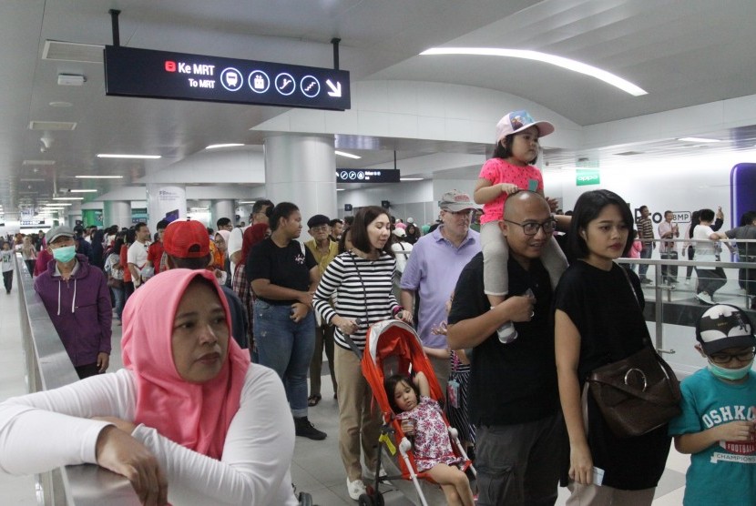 Warga antre untuk menaiki kereta MRT pada Libur Isra Miraj di Stasiun MRT Bundaran HI, Jakarta, Rabu (3/4/2019). 