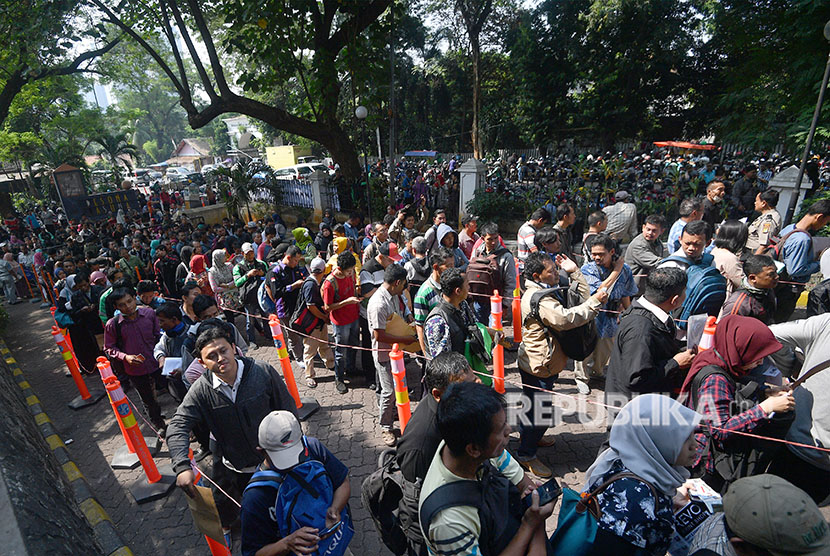 Warga antre untuk mendaftar program Mudik Bareng BUMN bersama PT Jasa Raharja (Persero) di halaman gedung Nyi Ageng Serang, Jakarta, Selasa (15/5).