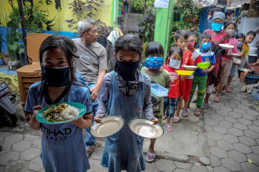 Warga antre untuk mendapatkan makan siang gratis di Lio Genteng, Astana Anyar, Bandung, Jawa Barat, pada masa pandemi Covid-19. (ilustrasi)