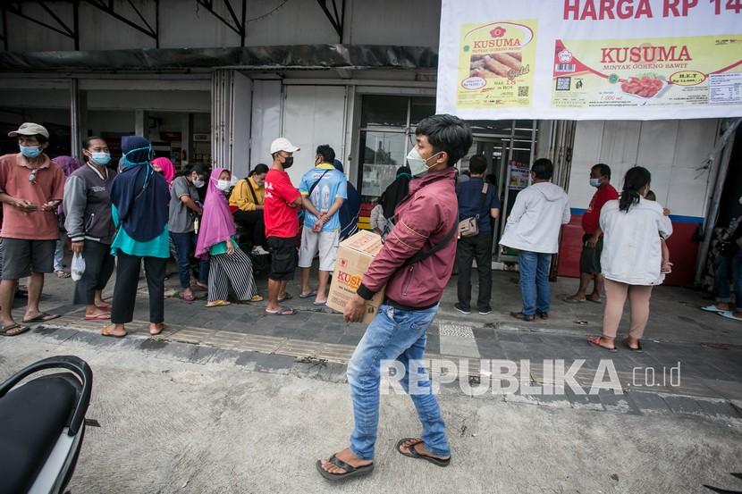Warga antre untuk mendapatkan minyak goreng kemasan seharga Rp 14 ribu per liter (ilustrasi). Sejumlah warga dari berbagai tempat menyerbu pasar murah yang menjual minyak goreng (migor) kemasan seharga Rp 14.000 per liter di Kemiling, Bandar Lampung, Lampung, Kamis (17/2/2022). 