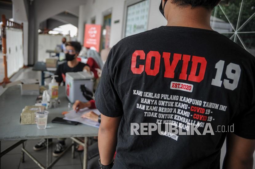 Warga antre untuk mendapatkan suntikan vaksin COVID-19 di Gedung Pusdai, Bandung, Jawa Barat, Senin (22/11). Inggris khawatir dengan varian baru virus corona yang diidentifikasi menyebar di Afrika Selatan.