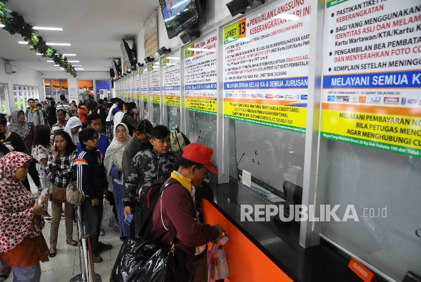  Warga antre untuk mendapatkan tiket Kereta Api di Stasiun Senen, Jakarta Pusat, Senin (26/12).