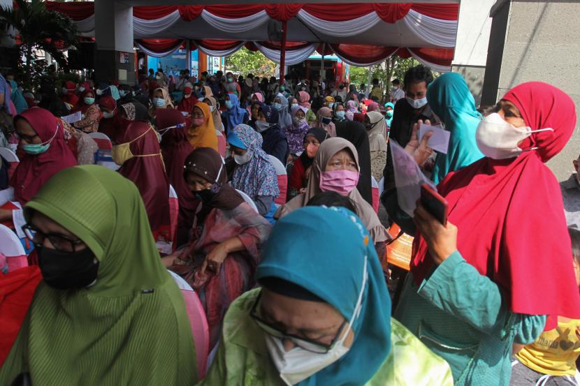 Warga antre untuk menerima Bantuan Langsung Tunai (BLT) minyak goreng di kantor Kecamatan Rungkut, Surabaya, Jawa Timur, Sabtu (16/4/2022). Selain menyalurkan bantuan Program Keluarga Harapan (PKH) dan Bantuan Pangan Non Tunai (BPNT), Kementerian Sosial juga menyalurkan BLT minyak goreng sebesar Rp300 ribu untuk tiga bulan kepada masing-masing penerima manfaat di Surabaya. 
